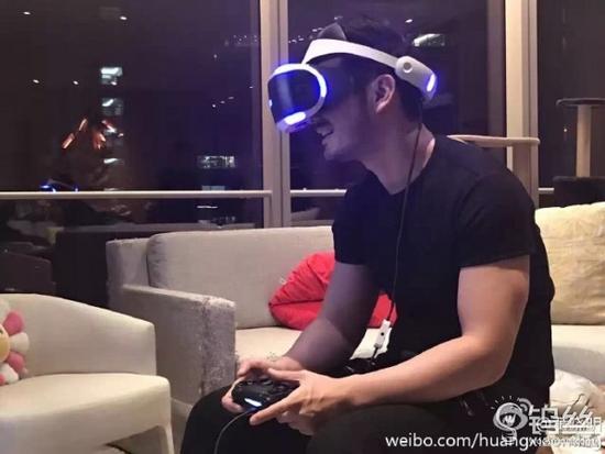 教主自稱入PS VR中國第一人 竟激動把桌子坐壞_pic1